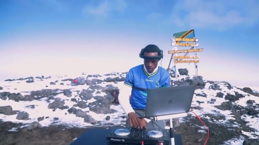 DJ tanzanien jouant un set au sommet du Kilimandjaro